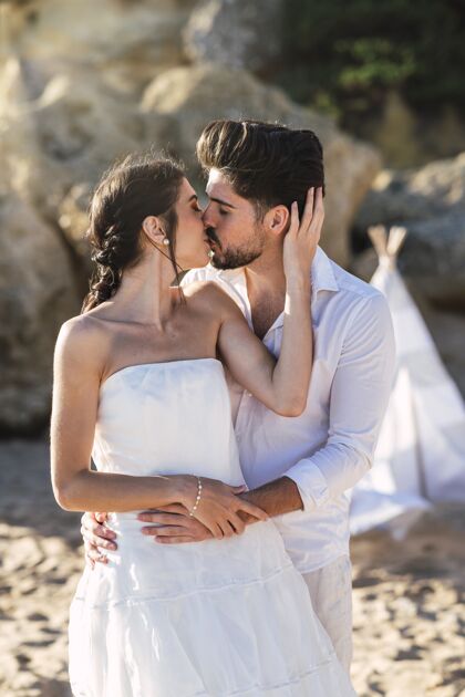 白种人美丽的高加索夫妇在沙滩上接吻海洋女性爱情