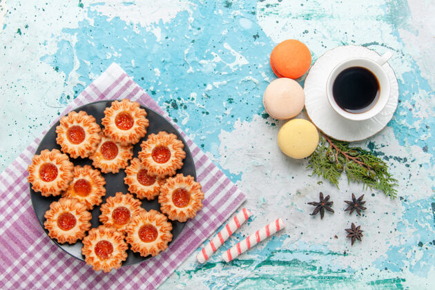 桌子俯瞰美味的小饼干与法国马卡龙和咖啡蓝桌饼干饼干甜茶曲奇饼顶部茶