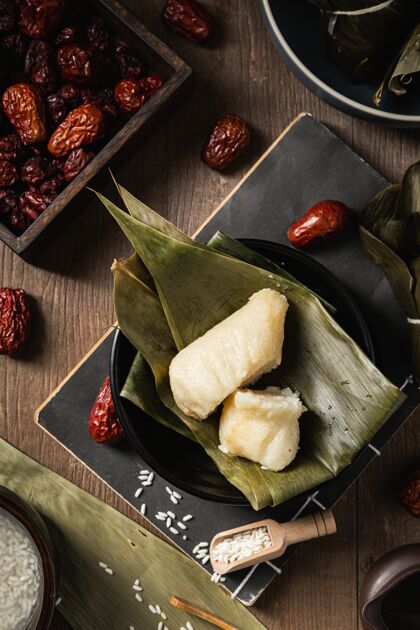 大米准备香蕉叶粽子的垂直特写镜头传统美味食物