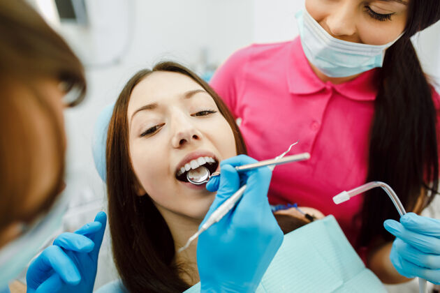 医生用镜子检查女人的牙齿人牙齿外科
