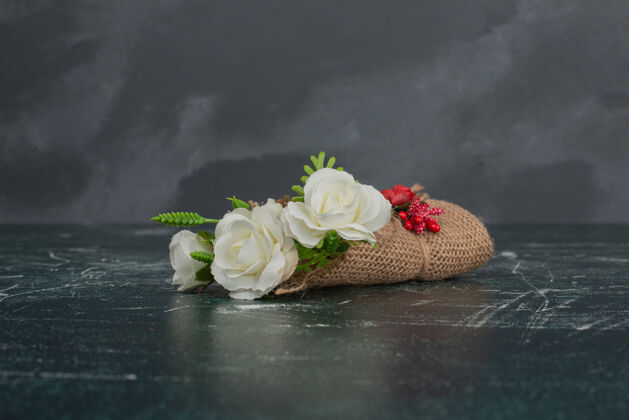 大理石大理石桌上的一束美丽的小花束花束花礼物