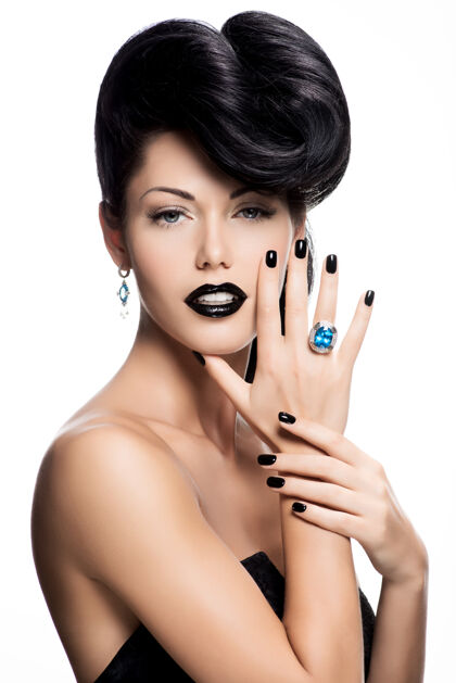 化妆品迷人女人的指甲 嘴唇和眼睛被涂成黑色美甲手配件