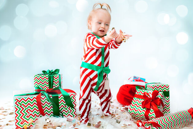 礼物可爱的女婴1岁戴圣诞帽摆圣诞造型年轻球布