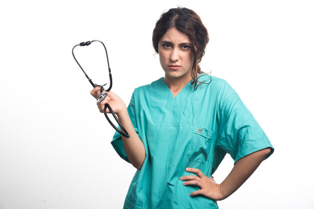 制服悲伤的女医生用听诊器在白色背景上年轻医生药剂师