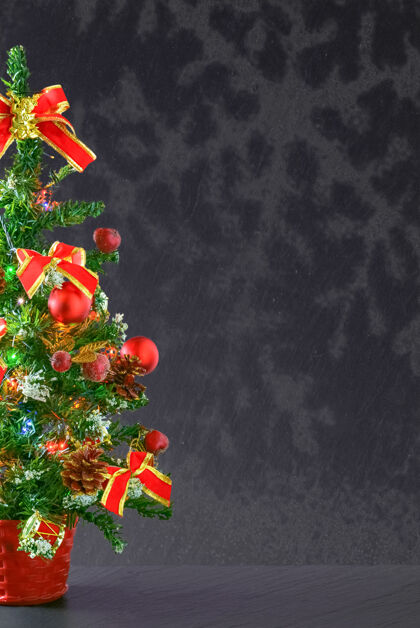雪花垂直拍摄的圣诞树与红色装饰与灰色复制空间的背景球节日垂直