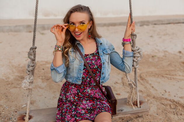 性感时尚的女人在夏日的沙滩上穿着度假装 在五颜六色的黄色阳光下微笑着快乐模特时尚感性