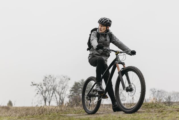 騎行一個(gè)騎自行車的男人自行車自行車射擊