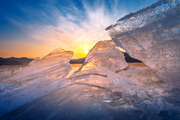 折射冬天日出时 一大块又大又漂亮的冰充满活力冷暖化