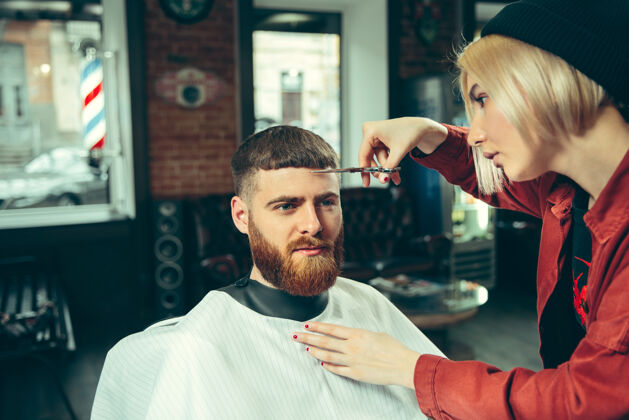 配件客户在理发店剃须女理发师在沙龙性别平等女性在男性职业理发店刷子客户