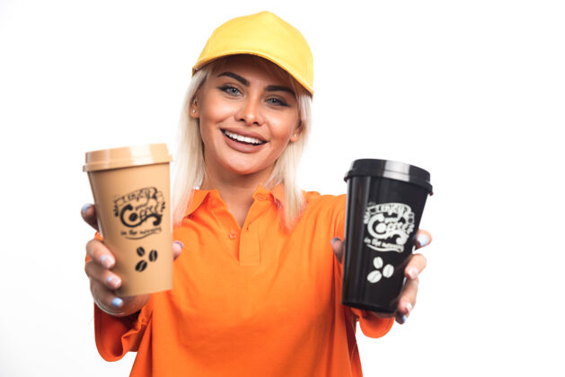 外卖女信使拿着两杯咖啡 展示在白色背景上高质量的照片女孩职业人