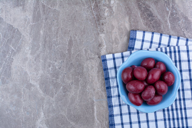 食物用桌布把腌制的水果放在木碗里复制空间开胃菜酸