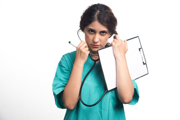 医疗年轻的女医生 手持听诊器 穿着白色背景的制服拿着剪贴板高质量的照片从业者医生服务