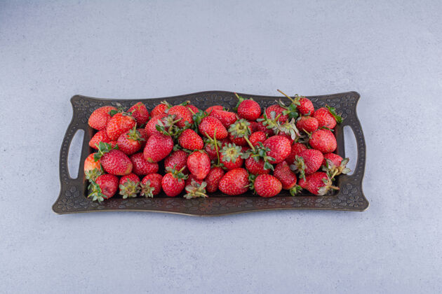 美味大理石背景上的一盘多汁草莓营养美味草莓