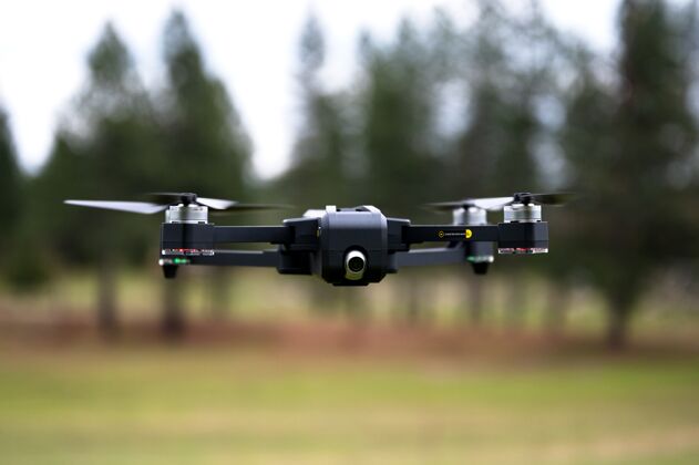 加利福尼亚一架无人机在加州牧场飞行的浅焦镜头捕获空中运输