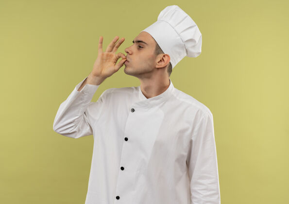 简介站在剖面图年轻的男厨师穿着厨师制服显示出美味的姿态与复制空间穿着手势厨师