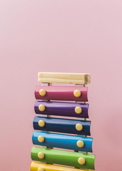 艺术五颜六色的木琴安排在粉红色创作分类仪器