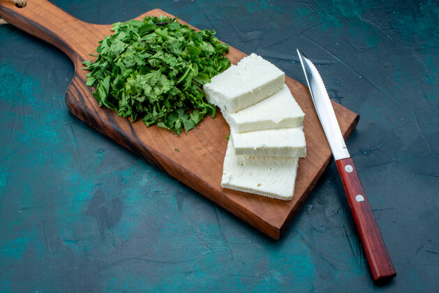 深蓝色半俯视图 深蓝色背景上有新鲜绿色的白奶酪盘子美味绿色