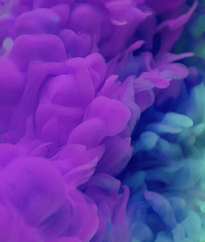液体紫蓝色云的抽象水下漩涡水彩