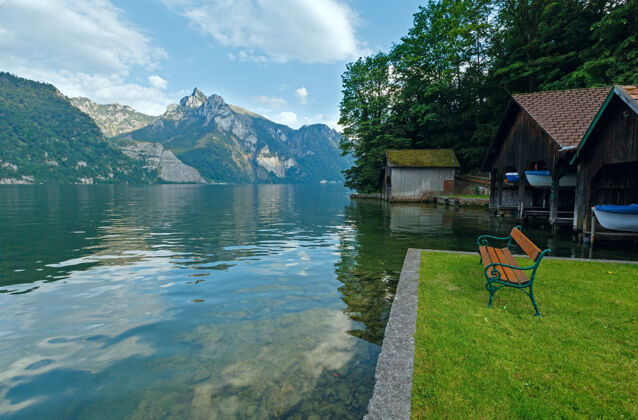 湖特劳西夏季湖附近的木凳（特劳恩基琴 奥地利）山奥地利阿尔卑斯山