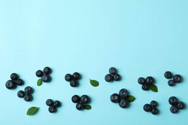 堆新鲜蓝莓 蓝莓叶堆团体叶
