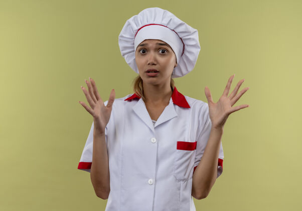 悲伤悲伤的年轻厨师女身穿厨师制服 双手扭伤与复制空间穿着制服厨师