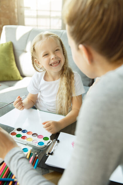 孩子画你的梦白人女老师和小女孩 或者妈妈和女儿青少年一起学习