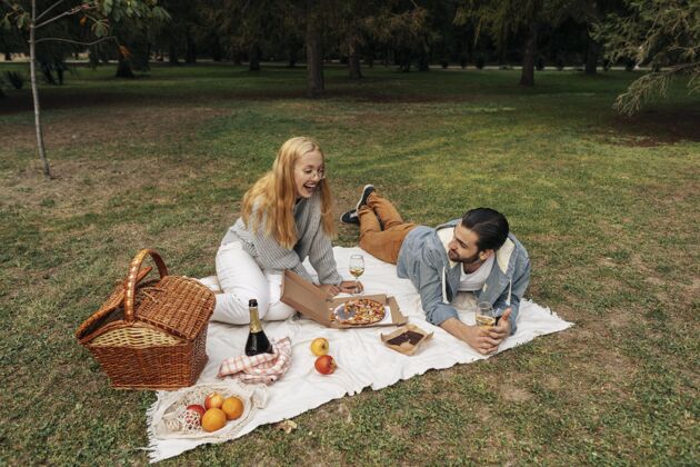 高兴高角度情侣一起野餐可爱休闲积极