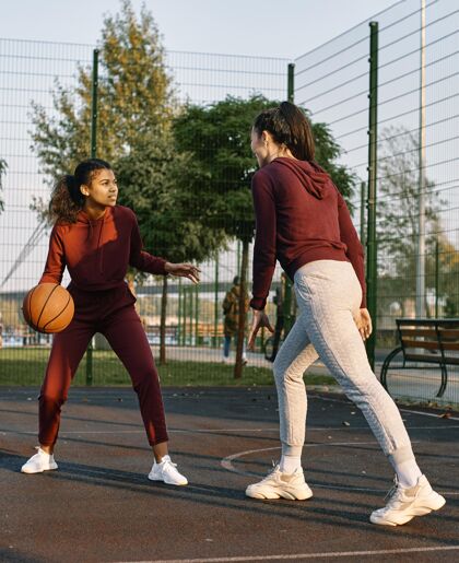 女子一起打篮球的女人比赛年轻成功