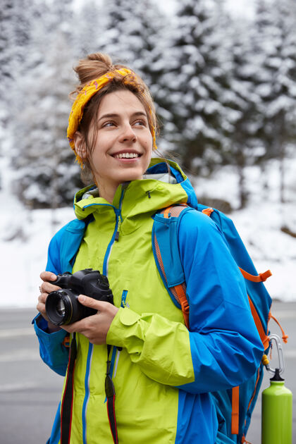 欧洲登山探险概念快乐梦幻的女登山者享受美丽的风景摄影岩石冒险