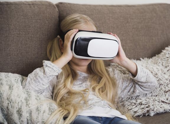 虚拟现实戴vr眼镜的孩子们的前视图美丽现实虚拟