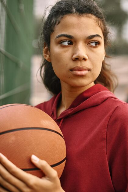 成功严肃的美国黑人女子打篮球运动装比赛女子