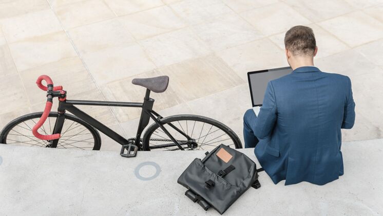 运动的在自行车旁操作笔记本电脑的人骑自行车的骑自行车的骑自行车的