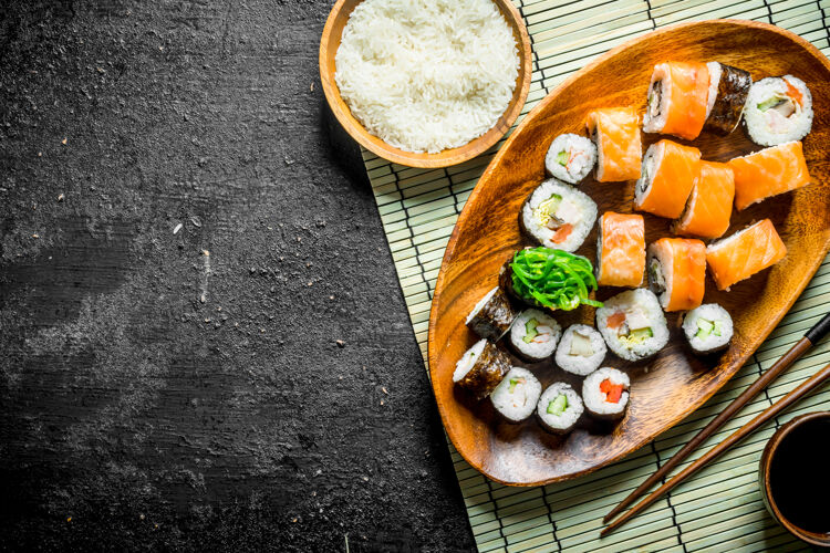 生鱼片日本卷放在盘子里 米饭和酱油放在乡下的桌子上品种鱼传统