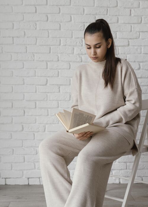 信息中枪女人坐在椅子上看书书籍女性垂直
