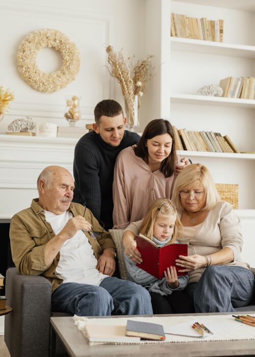 老人中景快乐家庭带书祖父母男人垂直
