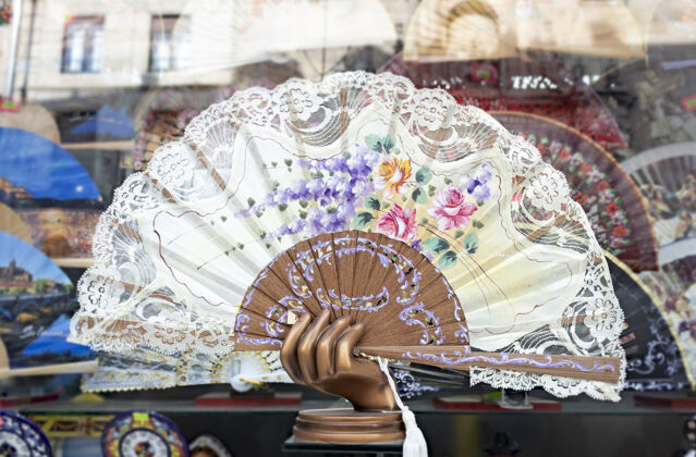 文化在西班牙萨拉曼卡的一家纪念品商店里 一把漂亮的西班牙手扇被孤立了古老西班牙多彩