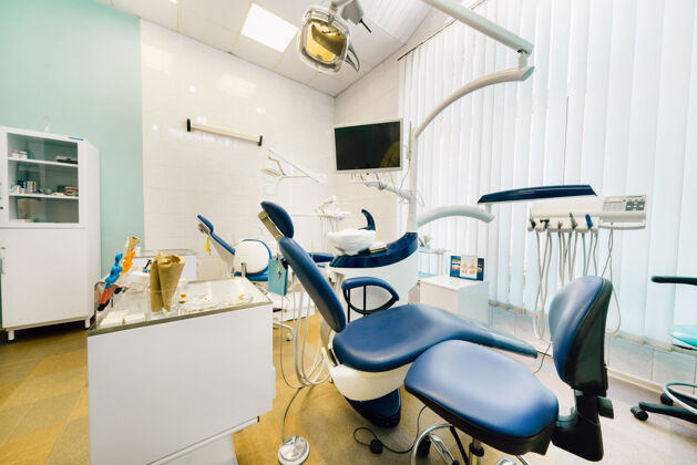 清洁牙医办公室的空椅子牙医办公室空无一人口腔医疗工作