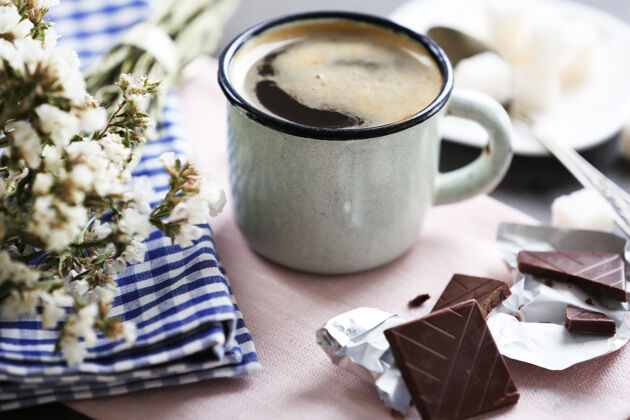 麻布桌上放一杯巧克力风味咖啡和餐巾 特写镜头气味金属咖啡