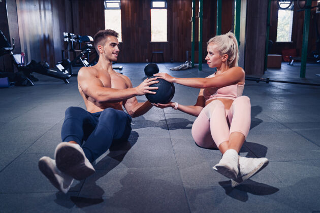 物理健身夫妇在健身房做腹球运动健身中年人伙伴