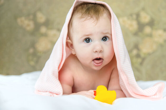 干净宝宝用毛巾洗澡后情绪玩洗澡
