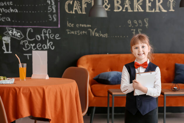 可爱餐厅里可爱的小服务员职业人员工