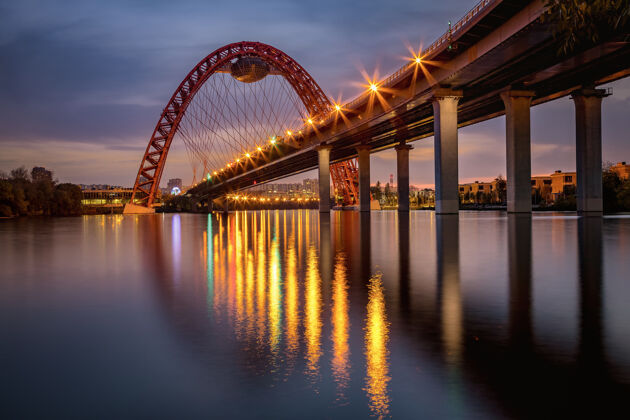 日落一座风景如画的桥上的傍晚的灯光 倒映在莫斯科河上欧洲首都暮色
