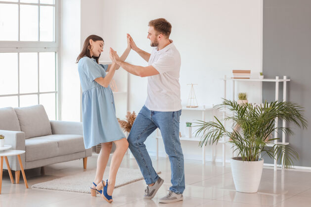 房子快乐的年轻夫妇在家跳舞肖像关系舞蹈