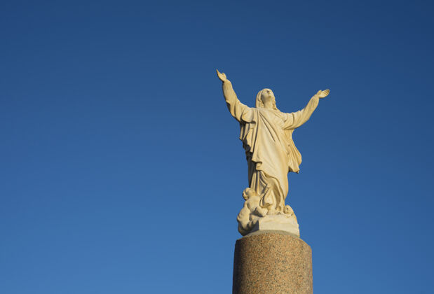 老美丽的圣女雕像在罗马天主教堂的蓝天背景上和平编辑意大利