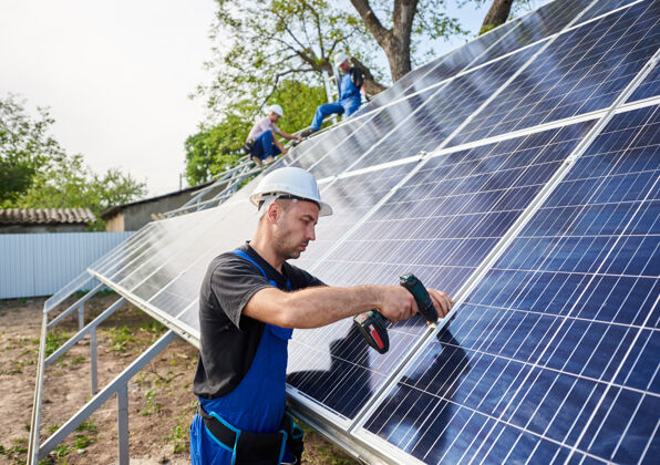 安装独立太阳能电池板系统安装 可再生绿色能源环保面板工具