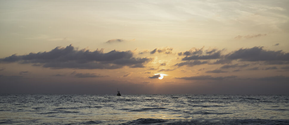 户外清晨的天空 阳光的倒影照耀四周 掠过海水 剪影风采海景海光
