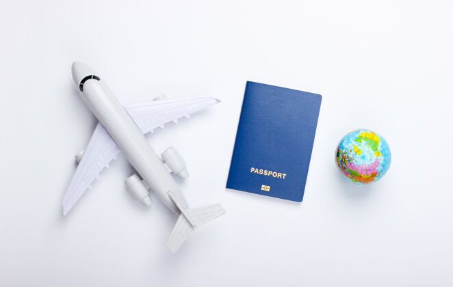 计划旅游和旅游概念地球仪 护照 白色墙上的客机雕像顶视图平躺旅行旅游环球
