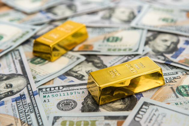 金融昂贵的金条躺在美元钞票上省钱的概念证券宝藏价值