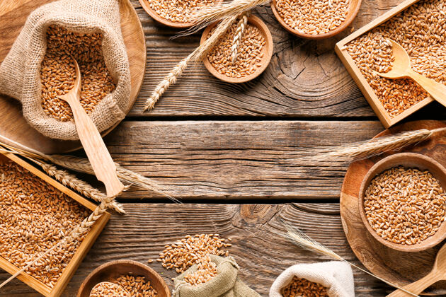 肥胖症木制背景上有小麦粒的碗和袋子做成的框架袋子烹饪农业
