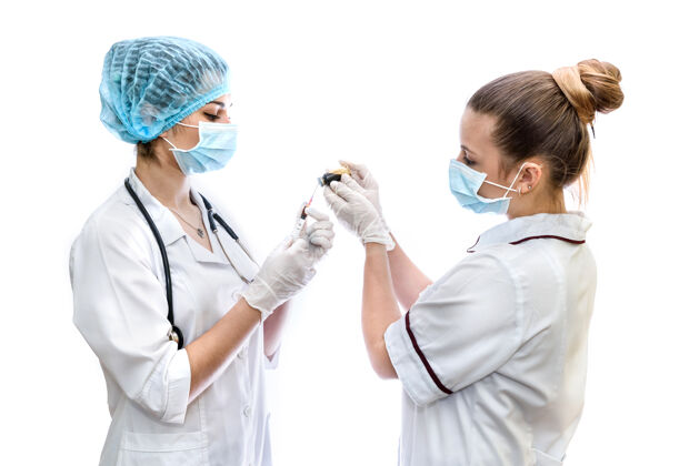 工人医生和护士准备注射隔离在白墙上专业剂量疫苗